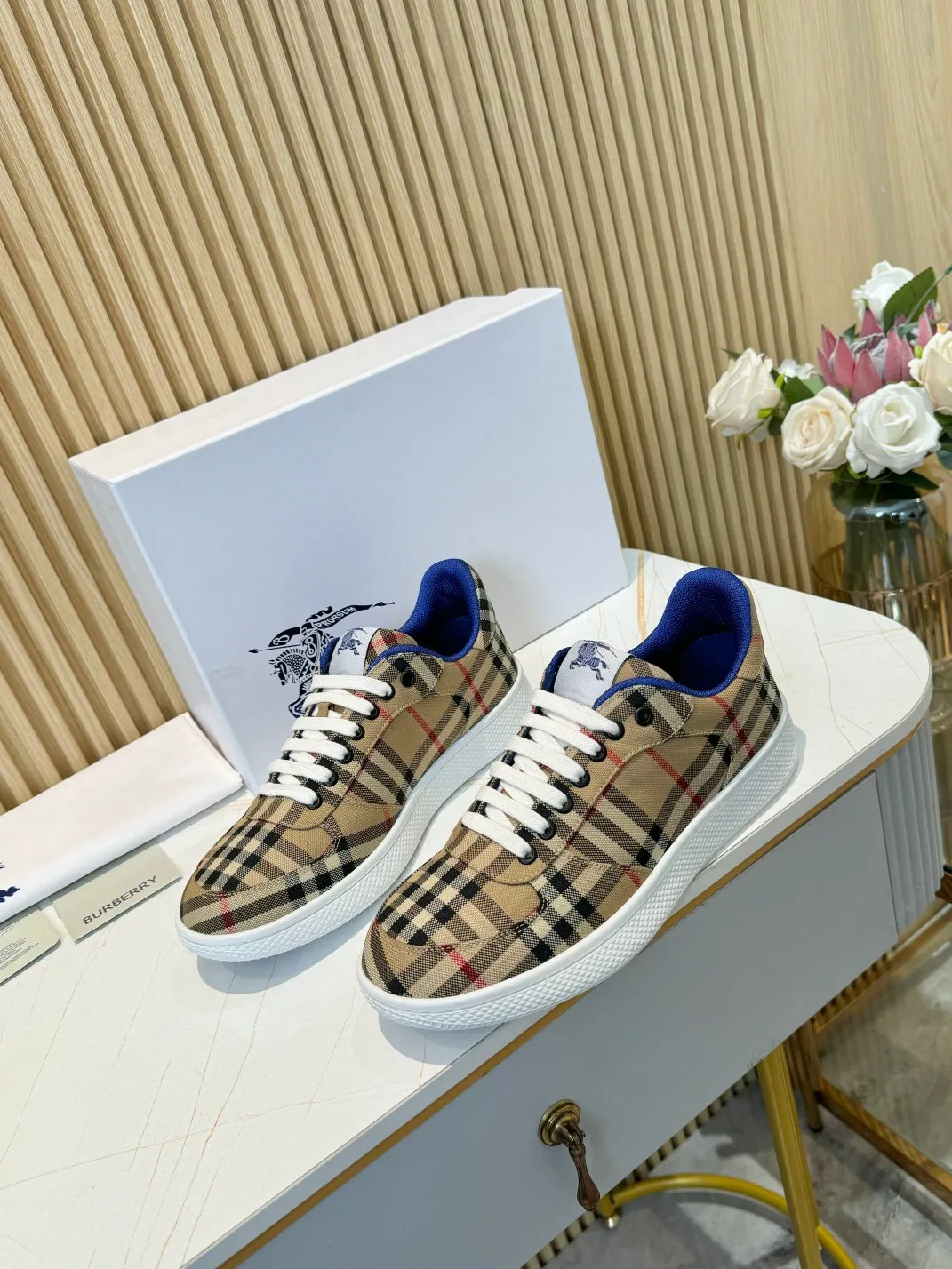 Men's men's shoes 💰560 Burberry's 2024 hot model is released. After three years, the classic plaid returns. It is versatile and decorated with worsted Burberry plaid pattern. Featuring a mesh lining and checkered laces, the rubber sole features the archive Burberry monogram. From Burberry's iconic collection, these wardrobe staples are interpreted with the brand's signature style.   ✅Fabric: classic cotton + silk cowhide ✅Lining: original board lining, silk cowhide lining ✅Outsole: TPU ✅Color: Beige ✅Code number: Men's 39-45 (45 customized)